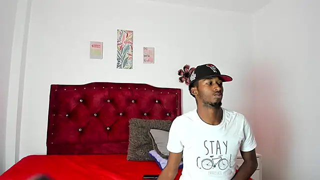 Snapshot of AllieyYZacks chatting on December 2025 01:29:02 PM AllieyYZacks online show from December 2025 01:29:02 PM