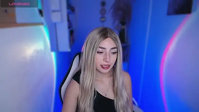 Snapshot of channel_blondee chatting on April 2026 10:56:02 PM channel blondee online show from April 2026 10:56:02 PM