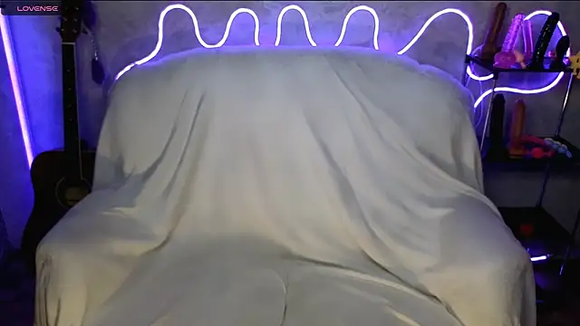 Snapshot of playoliver chatting on April 2026 01:01:01 PM playoliver online show from April 2026 01:01:01 PM