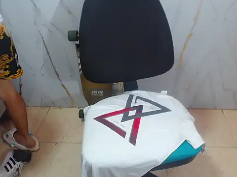 Snapshot of Boy_tatto77 chatting on April 2026 12:19:01 AM Boy tatto77 online show from April 2026 12:19:01 AM