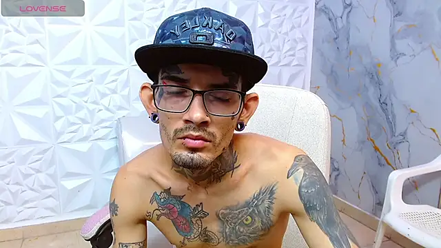 Snapshot of Boy_tatto77 chatting on April 2026 02:36:02 PM Boy tatto77 online show from April 2026 02:36:02 PM