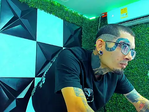 Snapshot of Boy_tatto77 chatting on April 2026 09:48:01 PM Boy tatto77 online show from April 2026 09:48:01 PM