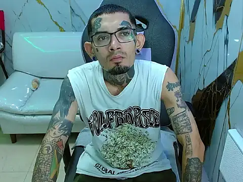 Snapshot of Boy_tatto77 chatting on April 2026 12:07:01 PM Boy tatto77 online show from April 2026 12:07:01 PM