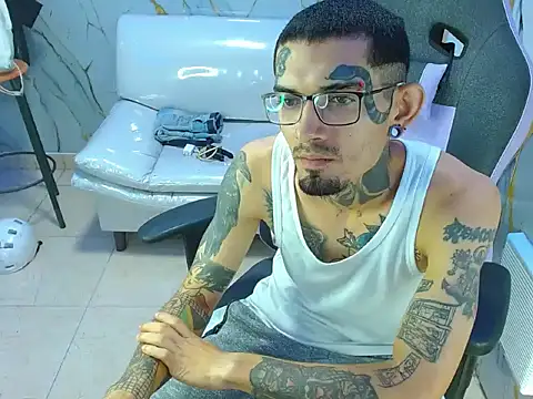 Snapshot of Boy_tatto77 chatting on April 2026 01:41:02 PM Boy tatto77 online show from April 2026 01:41:02 PM