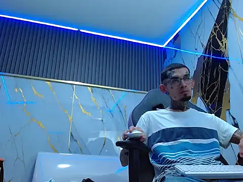 Snapshot of Boy_tatto77 chatting on April 2026 12:03:01 PM Boy tatto77 online show from April 2026 12:03:01 PM