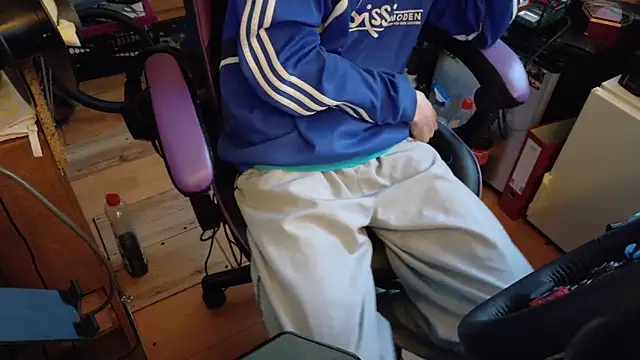 Gay-Versaut online show from April 2026 05:32:02 PM