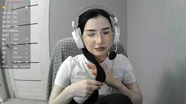 FaviolaHurl online show from December 2025 06:04:01 PM