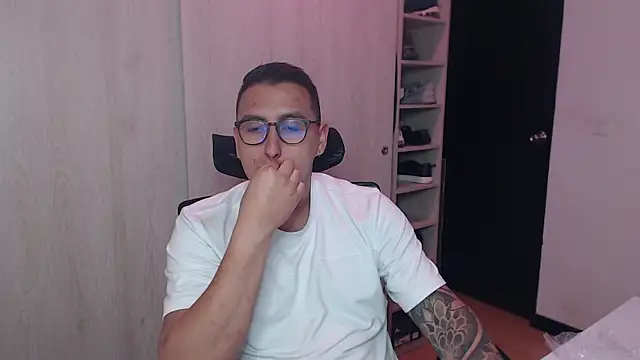 Snapshot of DanteVesper chatting on April 2026 01:25:01 AM DanteVesper online show from April 2026 01:25:01 AM