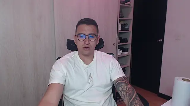 Snapshot of DanteVesper chatting on April 2026 02:42:02 AM DanteVesper online show from April 2026 02:42:02 AM