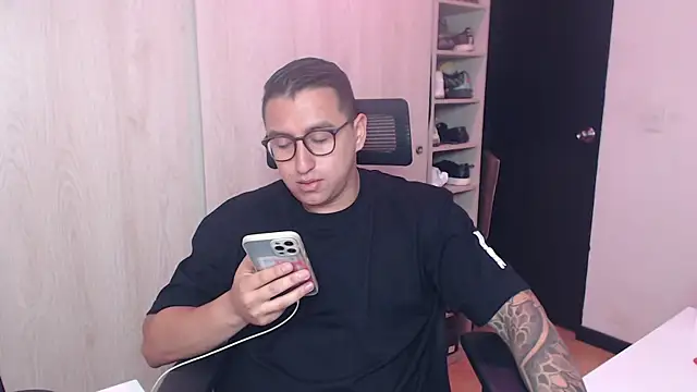 Snapshot of DanteVesper chatting on April 2026 01:27:02 AM DanteVesper online show from April 2026 01:27:02 AM