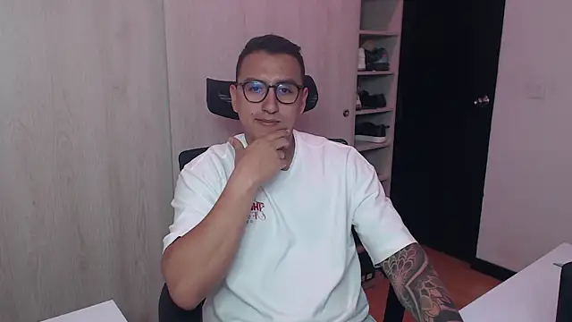 Snapshot of DanteVesper chatting on April 2026 05:08:01 AM DanteVesper online show from April 2026 05:08:01 AM