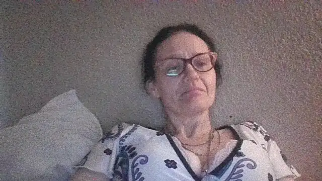 Snapshot of CrownedCuppa chatting on April 2026 09:15:01 PM CrownedCuppa online show from April 2026 09:15:01 PM