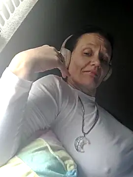 Snapshot of CrownedCuppa chatting on April 2026 07:32:01 PM CrownedCuppa online show from April 2026 07:32:01 PM