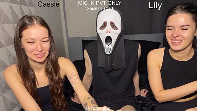 Snapshot of girls_secrets chatting on February 2026 11:29:01 AM girls secrets online show from February 2026 11:29:01 AM