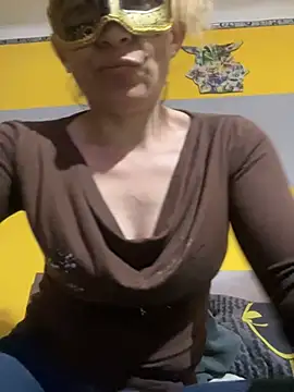 Snapshot of SexyMamiVee chatting on April 2026 05:00:01 PM SexyMamiVee online show from April 2026 05:00:01 PM