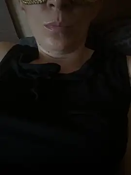 Snapshot of SexyMamiVee chatting on April 2026 04:21:01 PM SexyMamiVee online show from April 2026 04:21:01 PM