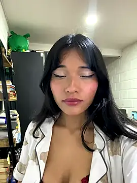 kittylove18  online show from December 2025 05:21:01 PM