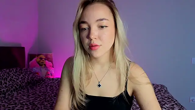 Snapshot of ChrissBerry chatting on March 2026 03:44:01 AM ChrissBerry online show from March 2026 03:44:01 AM