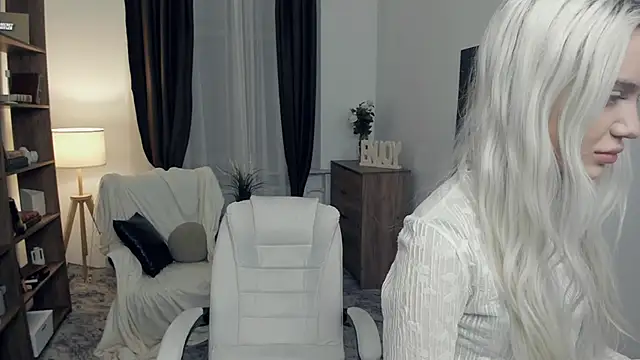 KristalCrowner online show from February 2026 07:28:01 PM