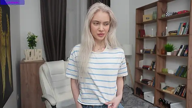 KristalCrowner online show from April 2026 07:33:02 PM