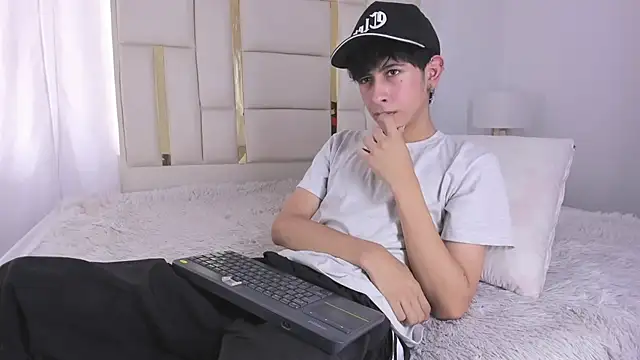 julian xx online show from July 2026 07:39:01 PM