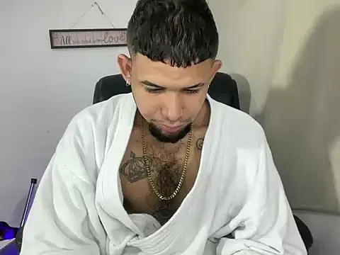 Snapshot of enyel_100 chatting on April 2026 03:06:01 PM enyel 100 online show from April 2026 03:06:01 PM