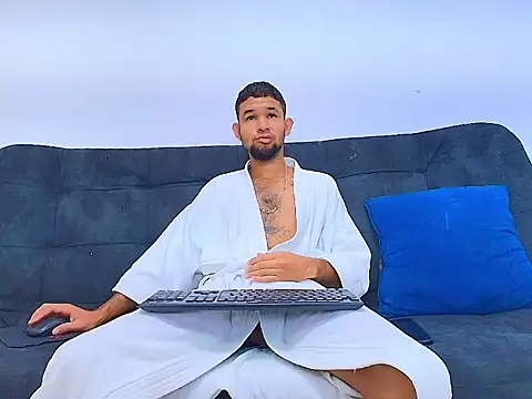 Snapshot of enyel_100 chatting on April 2026 06:20:01 PM enyel 100 online show from April 2026 06:20:01 PM