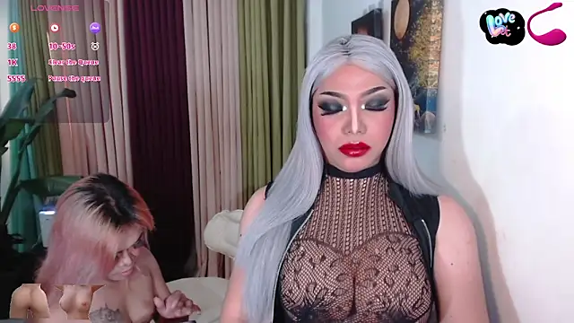 Snapshot of QueensOfcum chatting on March 2026 01:44:02 AM QueensOfcum online show from March 2026 01:44:02 AM