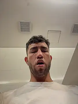 Snapshot of liam_bronw chatting on April 2026 04:04:01 PM liam bronw online show from April 2026 04:04:01 PM