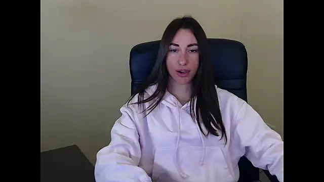 Snapshot of cammila_horn chatting on March 2026 06:35:01 PM cammila horn online show from March 2026 06:35:01 PM