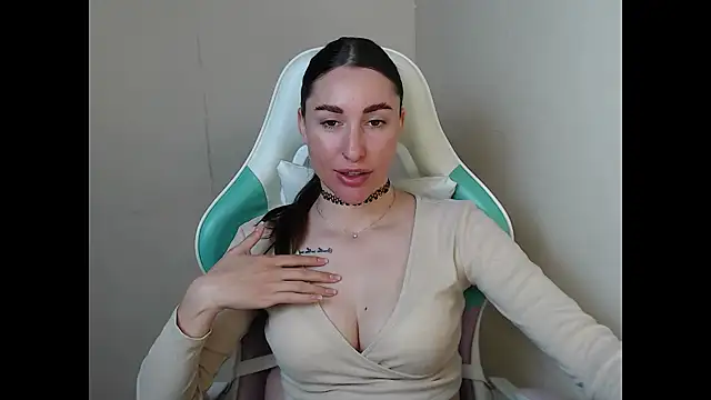 Snapshot of cammila_horn chatting on April 2026 05:30:01 AM cammila horn online show from April 2026 05:30:01 AM