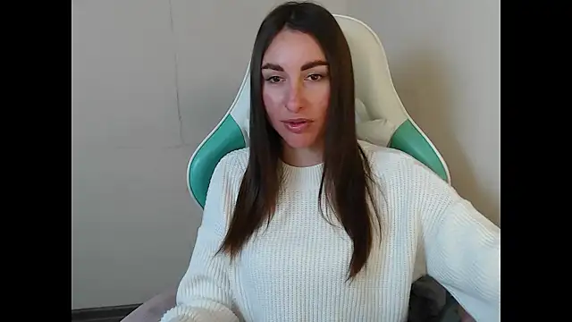 Snapshot of cammila_horn chatting on April 2026 05:21:02 AM cammila horn online show from April 2026 05:21:02 AM