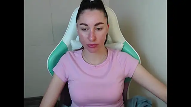 Snapshot of cammila_horn chatting on April 2026 05:05:01 AM cammila horn online show from April 2026 05:05:01 AM