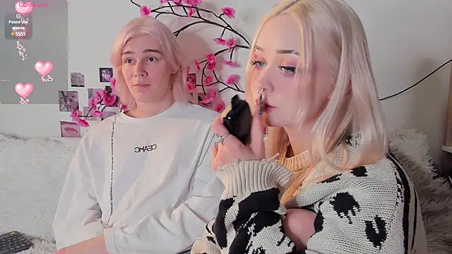 Snapshot of SweetheartsFriends chatting on April 2026 09:23:01 PM SweetheartsFriends online show from April 2026 09:23:01 PM