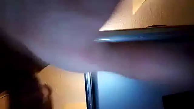 Snapshot of Erz84 chatting on October 2025 10:41:01 PM Erz84 online show from October 2025 10:41:01 PM