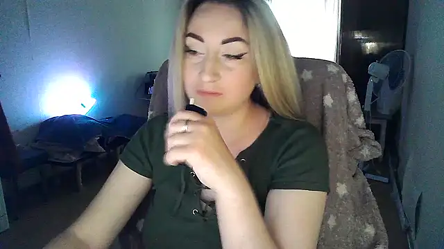 Snapshot of FoxyAnn12 chatting on May 2026 01:29:01 PM FoxyAnn12 online show from May 2026 01:29:01 PM