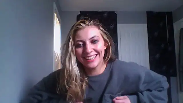 Snapshot of KellyKardashian chatting on April 2026 06:34:02 PM KellyKardashian online show from April 2026 06:34:02 PM