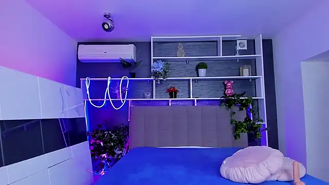 StephieRousee online show from April 2026 05:30:01 AM