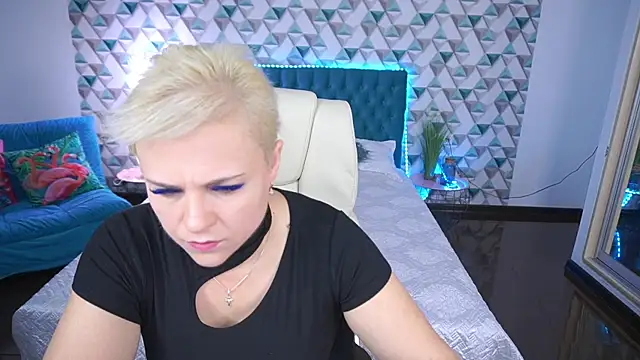 Snapshot of CrystalVibe chatting on May 2026 06:10:02 AM CrystalVibe online show from May 2026 06:10:02 AM
