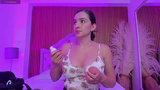 Violett hott  online show from February 2026 01:01:02 PM