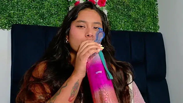 Snapshot of AnnaSmiles chatting on April 2026 09:43:01 PM AnnaSmiles online show from April 2026 09:43:01 PM