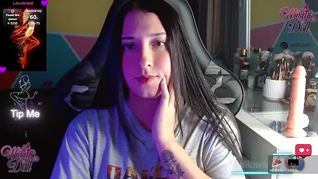 Snapshot of Mysticdooll69 chatting on January 2026 11:32:02 PM Mysticdooll69 online show from January 2026 11:32:02 PM