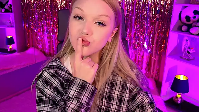 Snapshot of ChloeWhite chatting on March 2026 04:07:01 PM ChloeWhite online show from March 2026 04:07:01 PM