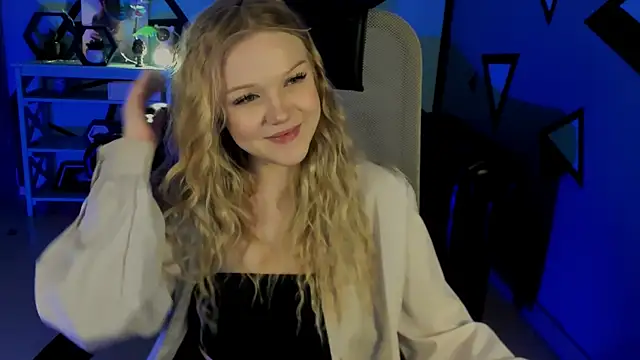 Snapshot of ChloeWhite chatting on April 2026 11:21:02 AM ChloeWhite online show from April 2026 11:21:02 AM