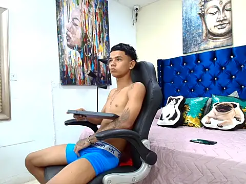 Snapshot of angelcutexx18 chatting on April 2026 08:11:01 PM angelcutexx18 online show from April 2026 08:11:01 PM