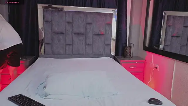 LeoMonnroe online show from April 2026 07:08:02 PM