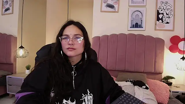 Snapshot of Hanabie_ chatting on April 2026 03:33:01 AM Hanabie online show from April 2026 03:33:01 AM