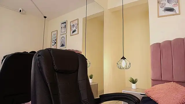 Snapshot of Hanabie_ chatting on April 2026 03:12:01 AM Hanabie online show from April 2026 03:12:01 AM