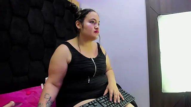 Snapshot of MiaRouss69 chatting on February 2026 03:49:02 AM MiaRouss69 online show from February 2026 03:49:02 AM