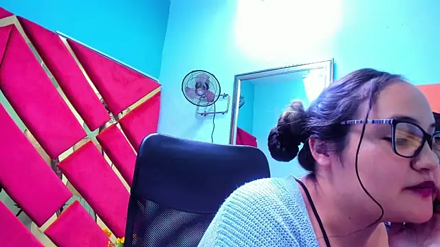 Snapshot of MiaRouss69 chatting on February 2026 04:30:01 AM MiaRouss69 online show from February 2026 04:30:01 AM